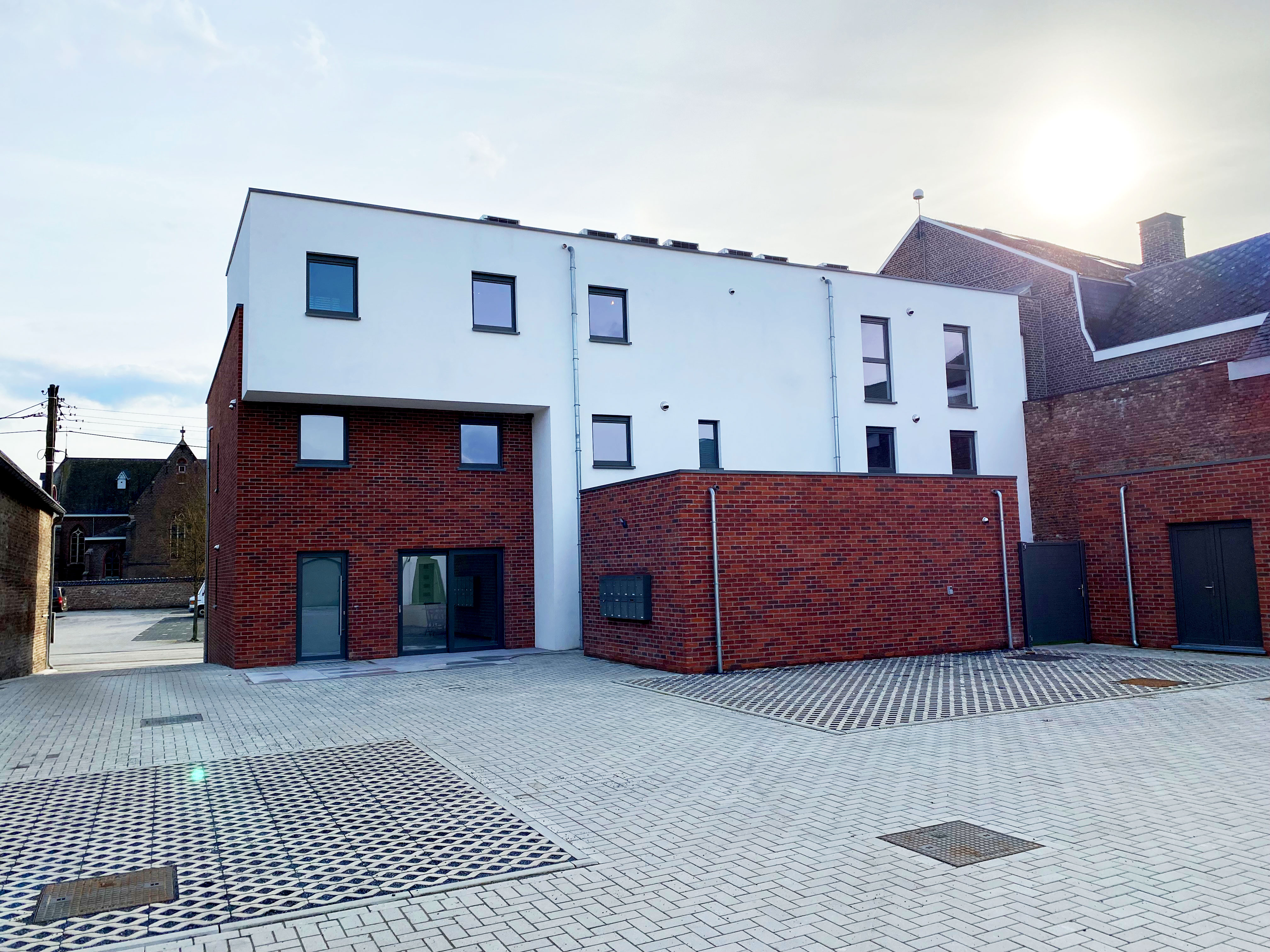 Beeld van een wooncomplex van 6 appartementen en 5 woongelegenheden - Plein in Moelingen 